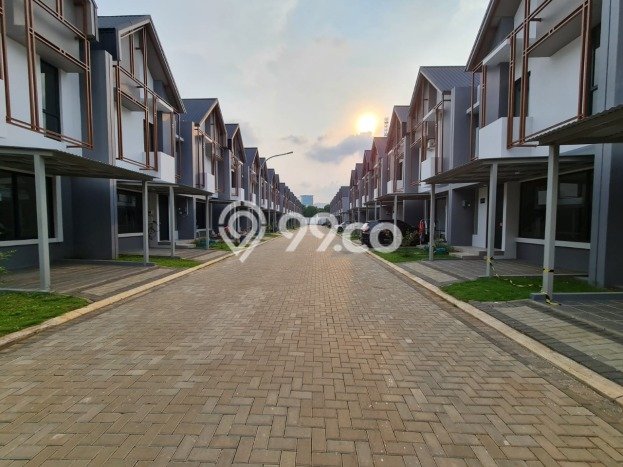 For Sale Hunian Rumah Terawat 4 Kamar di BSD City, Tangerang For Sale Hunian Rumah Terawat 4 Kamar di BSD City, Tangerang
