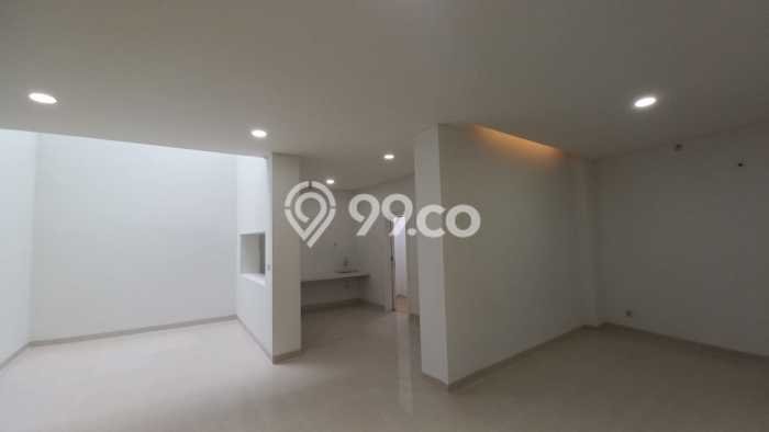 Dijual Rumah Luas Megah Dengan View Cantik di Taman Surya, Jakarta Barat Dijual Rumah Luas Megah Dengan View Cantik di Taman Surya, Jakarta Barat