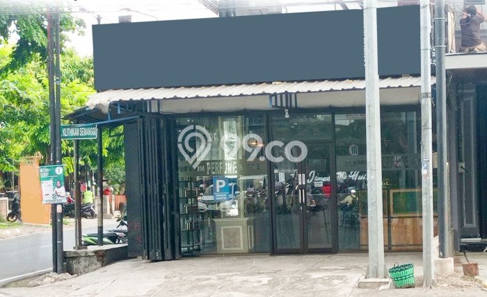 Ruko Kawasan Laweyan, Luas 210m², Disewakan, Pusat Komersial, Siap Operasional Ruko Kawasan Laweyan, Luas 210m², Disewakan, Pusat Komersial, Siap Operasional