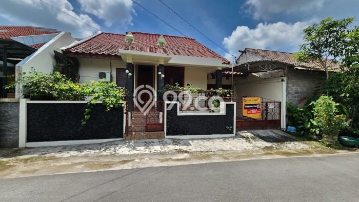 Lokasi terbaik! Rumah siap pakai dikontrakkan di Ngaglik LB 120m2 Lokasi terbaik! Rumah siap pakai dikontrakkan di Ngaglik LB 120m2