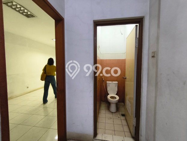 Ruko Dijual di Prime Area Jakarta Barat Luas 235m2 Ruko Dijual di Prime Area Jakarta Barat Luas 235m2