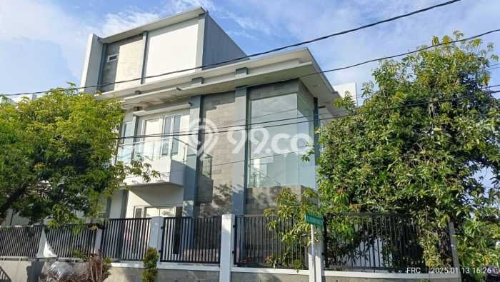 For Sale! Premium House LT 192m2 Desain Elegan di Pulomas For Sale! Premium House LT 192m2 Desain Elegan di Pulomas