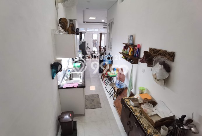 NEW LISTING! Rumah Strategis area , Luas 126m2m² Bangunan 180m2m² NEW LISTING! Rumah Strategis area , Luas 126m2m² Bangunan 180m2m²