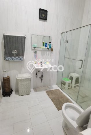 NEW LISTING! Rumah Strategis area , Luas 126m2m² Bangunan 180m2m² NEW LISTING! Rumah Strategis area , Luas 126m2m² Bangunan 180m2m²
