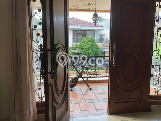 Rumah Elit Modern Tanpa Renovasi di Puri Indah Jakarta Barat Rumah Elit Modern Tanpa Renovasi di Puri Indah Jakarta Barat