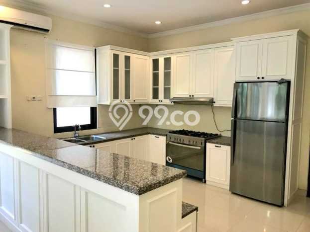Rumah Strategis di Kuningan, 4 KM, Area Tenang, Luas 519m² LB 452m² Rumah Strategis di Kuningan, 4 KM, Area Tenang, Luas 519m² LB 452m²