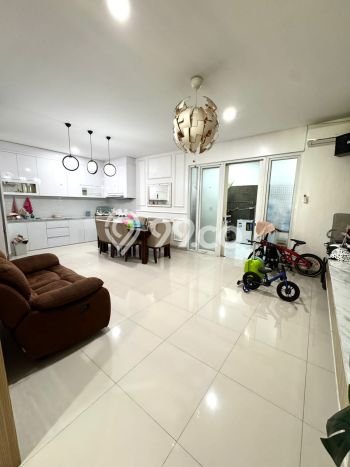 Jual Cepat Rumah dengan 4 Kamar Tidur dan 3 Kamar Mandi di Kawasan , Jakarta Timur Jual Cepat Rumah dengan 4 Kamar Tidur dan 3 Kamar Mandi di Kawasan , Jakarta Timur