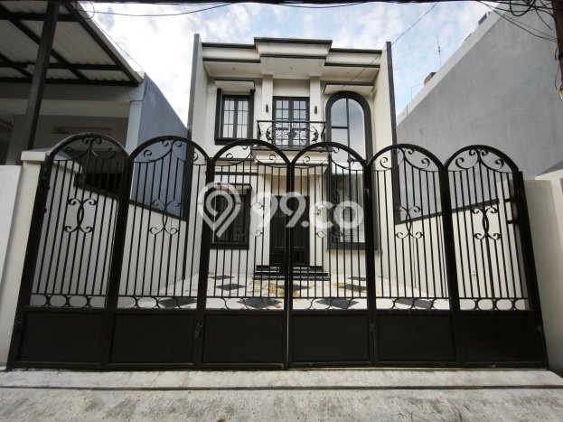 Dijual Rumah Luas Megah Dengan View Cantik di Taman Ratu, Jakarta Barat Dijual Rumah Luas Megah Dengan View Cantik di Taman Ratu, Jakarta Barat