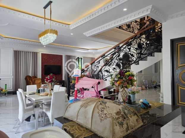 Rumah Mewah LB 600m2 Siap Pakai Desain Elegan di Sentul City, Bogor Rumah Mewah LB 600m2 Siap Pakai Desain Elegan di Sentul City, Bogor