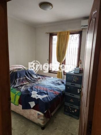 Rumah Strategis dengan Luas Tanah 300m2m² dan Luas Bangunan 425m2m² di Area , Surabaya Rumah Strategis dengan Luas Tanah 300m2m² dan Luas Bangunan 425m2m² di Area , Surabaya