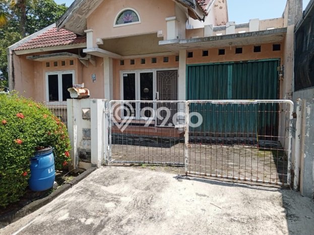 Rumah Luas Asri 2 KT Siap Pakai di Graha Padma Semarang Rumah Luas Asri 2 KT Siap Pakai di Graha Padma Semarang