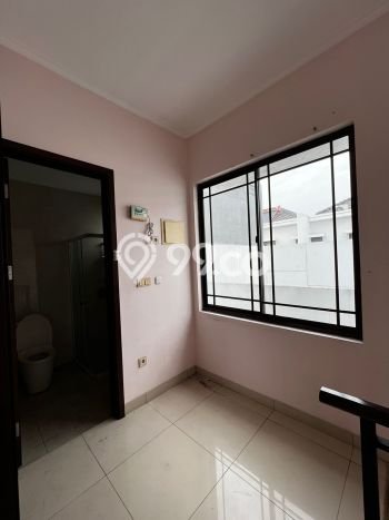 Rumah di Green Lake City, Lingkungan Strategis, 2 KM Rumah di Green Lake City, Lingkungan Strategis, 2 KM