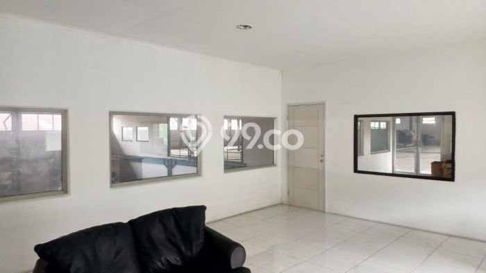 Gudang Lokasi Premium Kawasan Jati Uwung, Luas 3012m², Siap Usaha Gudang Lokasi Premium Kawasan Jati Uwung, Luas 3012m², Siap Usaha