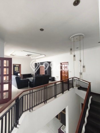 Lokasi strategis! Rumah siap pakai disewakan di Batununggal LB 350m2 Lokasi strategis! Rumah siap pakai disewakan di Batununggal LB 350m2