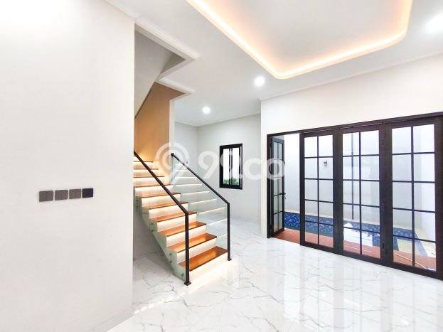 Rumah Mewah LB 175m2 Siap Huni Desain Elegan di Meruya, Jakarta Barat Rumah Mewah LB 175m2 Siap Huni Desain Elegan di Meruya, Jakarta Barat
