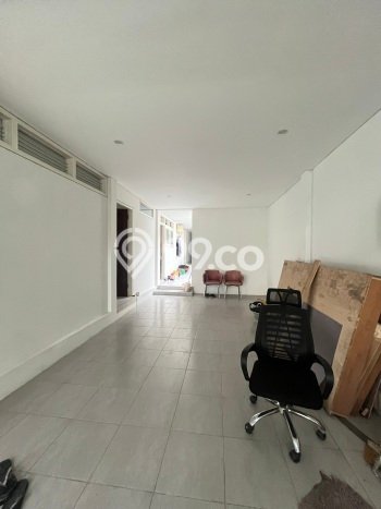 Hunian Modern dengan LT 390m2 & LB 270m2 Disewakan di Senopati Hunian Modern dengan LT 390m2 & LB 270m2 Disewakan di Senopati