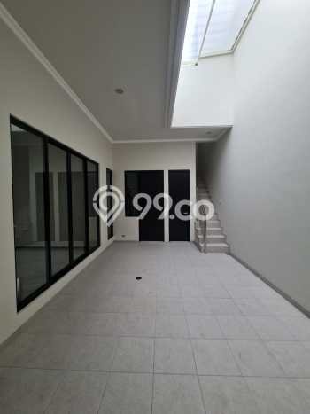Rumah Disewakan Surabaya LT 240m2 LB 200m2 Kawasan Sukomanunggal Rumah Disewakan Surabaya LT 240m2 LB 200m2 Kawasan Sukomanunggal