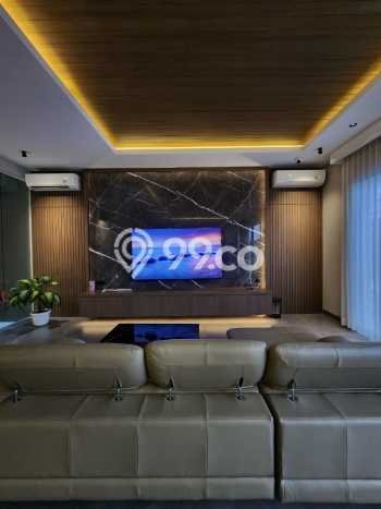 Rumah Mewah LB 550m2 Siap Huni Desain Elegan di Green Lake City, Jakarta Barat Rumah Mewah LB 550m2 Siap Huni Desain Elegan di Green Lake City, Jakarta Barat