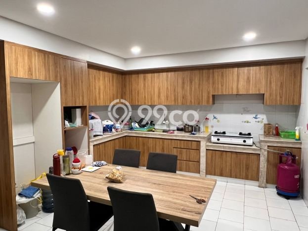 Rumah Strategis Gading Serpong, Tangerang, Luas 200m² Bangunan 340m² Rumah Strategis Gading Serpong, Tangerang, Luas 200m² Bangunan 340m²
