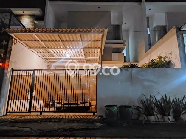 Rumah Mewah dengan 4 Kamar Tidur di Lingkungan Asri Sukolilo, Surabaya Rumah Mewah dengan 4 Kamar Tidur di Lingkungan Asri Sukolilo, Surabaya