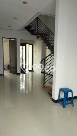 Rumah Nyaman dengan 4 Kamar Tidur dan 3 Kamar Mandi di Area Gayungan, Surabaya Rumah Nyaman dengan 4 Kamar Tidur dan 3 Kamar Mandi di Area Gayungan, Surabaya