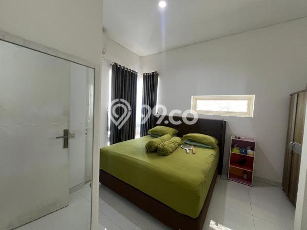 Rumah Mewah dengan 4 Kamar Tidur di Lingkungan Asri Sukolilo, Surabaya Rumah Mewah dengan 4 Kamar Tidur di Lingkungan Asri Sukolilo, Surabaya