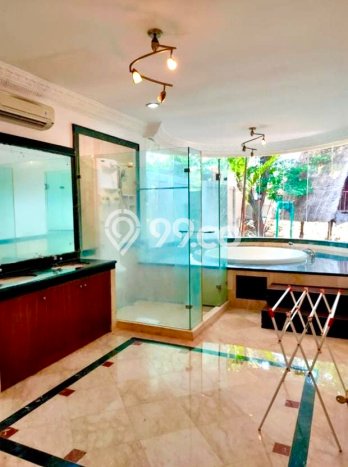 Rumah Tenang di , 5 KT, LT 697m2m² Bangunan 500m2m² Rumah Tenang di , 5 KT, LT 697m2m² Bangunan 500m2m²