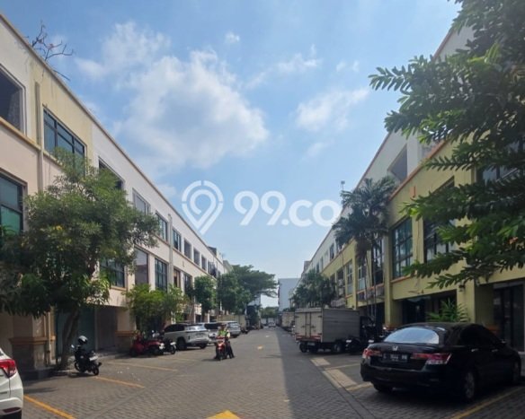 Ruko Dijual di Surabaya LT 63m2 & LB 200m2 Lokasi Terbaik! Ruko Dijual di Surabaya LT 63m2 & LB 200m2 Lokasi Terbaik!