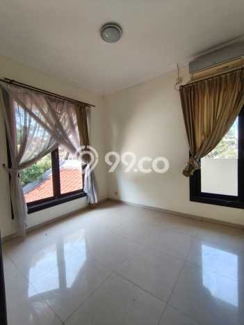 Rumah 4 KT 3 KM Pemandangan Laut di Wiyung, Surabaya Rumah 4 KT 3 KM Pemandangan Laut di Wiyung, Surabaya