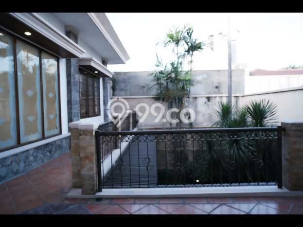 Rumah Elit LB 500m2 Siap Pakai Desain Elegan di Margorejo, Surabaya Rumah Elit LB 500m2 Siap Pakai Desain Elegan di Margorejo, Surabaya