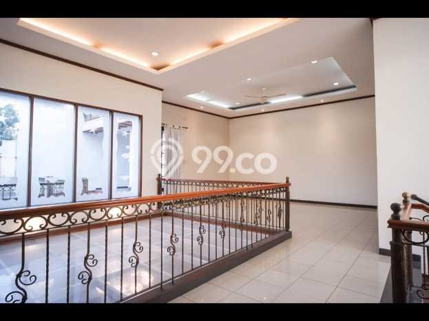 Rumah Elit LB 500m2 Siap Pakai Desain Elegan di Margorejo, Surabaya Rumah Elit LB 500m2 Siap Pakai Desain Elegan di Margorejo, Surabaya
