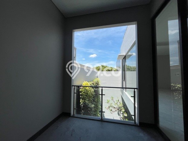 Jual Rumah Luas Elegan Dengan View Eksklusif di Pakuwon Indah, Surabaya Jual Rumah Luas Elegan Dengan View Eksklusif di Pakuwon Indah, Surabaya