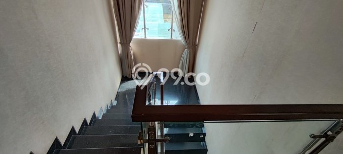 Rumah Mewah LB 590m2 Siap Huni Desain Elegan di Buah Batu, Bandung Rumah Mewah LB 590m2 Siap Huni Desain Elegan di Buah Batu, Bandung