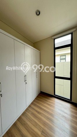 Rumah Strategis di BSD City, 4 KT, Area Tenang, LT 180m² LB 242m² Rumah Strategis di BSD City, 4 KT, Area Tenang, LT 180m² LB 242m²