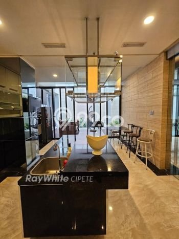 BEST CHOICE! Rumah area Kebayoran Lama, LT 680m² LB 1200m² BEST CHOICE! Rumah area Kebayoran Lama, LT 680m² LB 1200m²