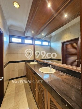 Rumah Akses Mudah di Kemang, Jakarta Selatan, LT 404m² Bangunan 350m² Rumah Akses Mudah di Kemang, Jakarta Selatan, LT 404m² Bangunan 350m²