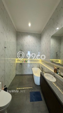 Rumah 2 KT 2 KM LT 316m², Luas Bangunan 250m² di Kebayoran Baru, Jakarta Selatan Rumah 2 KT 2 KM LT 316m², Luas Bangunan 250m² di Kebayoran Baru, Jakarta Selatan