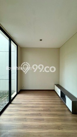 Rumah Strategis di BSD City, 4 KT, Area Tenang, LT 180m² LB 242m² Rumah Strategis di BSD City, 4 KT, Area Tenang, LT 180m² LB 242m²