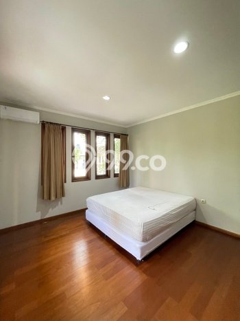 Disewakan Rumah Konsep Modern di Kemang Jakarta Selatan dengan 5 KT Disewakan Rumah Konsep Modern di Kemang Jakarta Selatan dengan 5 KT