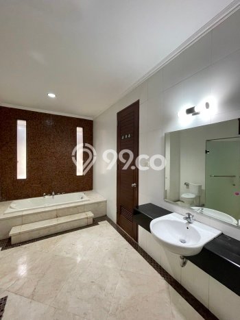 Disewakan Rumah Konsep Modern di Kemang Jakarta Selatan dengan 5 KT Disewakan Rumah Konsep Modern di Kemang Jakarta Selatan dengan 5 KT