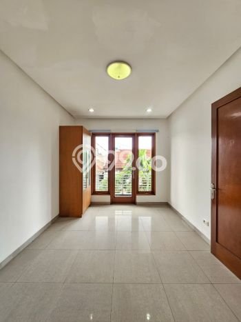 Disewakan! Rumah 3 Kamar Tidur &
3 Kamar Mandi di Pondok Indah, Jakarta Selatan Disewakan! Rumah 3 Kamar Tidur &
3 Kamar Mandi di Pondok Indah, Jakarta Selatan