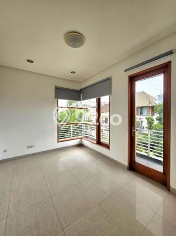 Disewakan! Rumah 3 Kamar Tidur &
3 Kamar Mandi di Pondok Indah, Jakarta Selatan Disewakan! Rumah 3 Kamar Tidur &
3 Kamar Mandi di Pondok Indah, Jakarta Selatan