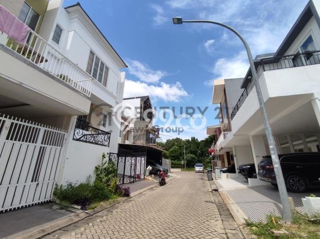 For Sale! Luxury House LT 180m2 Desain Elegan di Pantai Indah Kapuk For Sale! Luxury House LT 180m2 Desain Elegan di Pantai Indah Kapuk