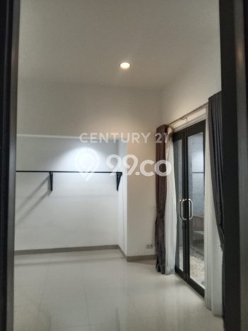 Rumah di Kebayoran Baru, Akses ke Pusat Kota, 4 KT, Luas 210m² LB 200m² Rumah di Kebayoran Baru, Akses ke Pusat Kota, 4 KT, Luas 210m² LB 200m²