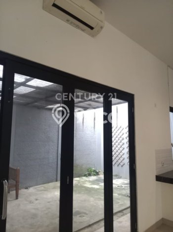 Rumah di Kebayoran Baru, Akses ke Pusat Kota, 4 KT, Luas 210m² LB 200m² Rumah di Kebayoran Baru, Akses ke Pusat Kota, 4 KT, Luas 210m² LB 200m²