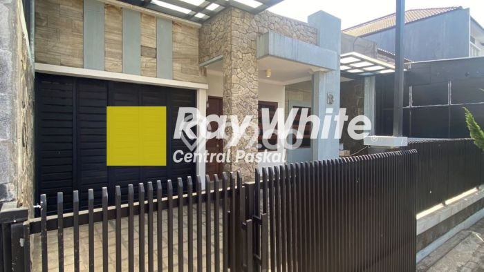 For Sale! Luxury House LT 180m2 Desain Elegan di Bandung Kota For Sale! Luxury House LT 180m2 Desain Elegan di Bandung Kota