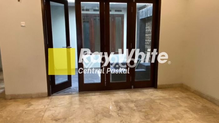 For Sale! Luxury House LT 180m2 Desain Elegan di Bandung Kota For Sale! Luxury House LT 180m2 Desain Elegan di Bandung Kota