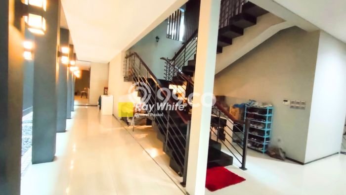 Dijual Rumah Luas Elegan Dengan View Eksklusif di Setra Duta, Bandung Dijual Rumah Luas Elegan Dengan View Eksklusif di Setra Duta, Bandung