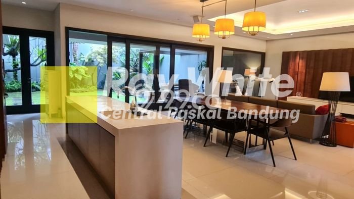 Rumah Elit LB 700m2 Siap Pakai Desain Elegan di Setra Duta, Bandung Rumah Elit LB 700m2 Siap Pakai Desain Elegan di Setra Duta, Bandung
