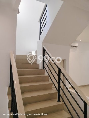 Ready to Use! Luxury House LT 112m2 Desain Elegan di Ancol Ready to Use! Luxury House LT 112m2 Desain Elegan di Ancol